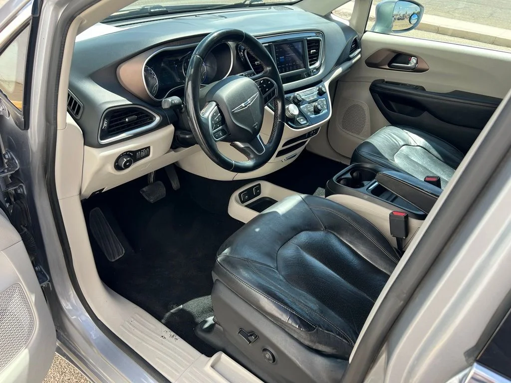 Used 2018 Billet Silver Metallic Clearcoat Chrysler Touring L image 11