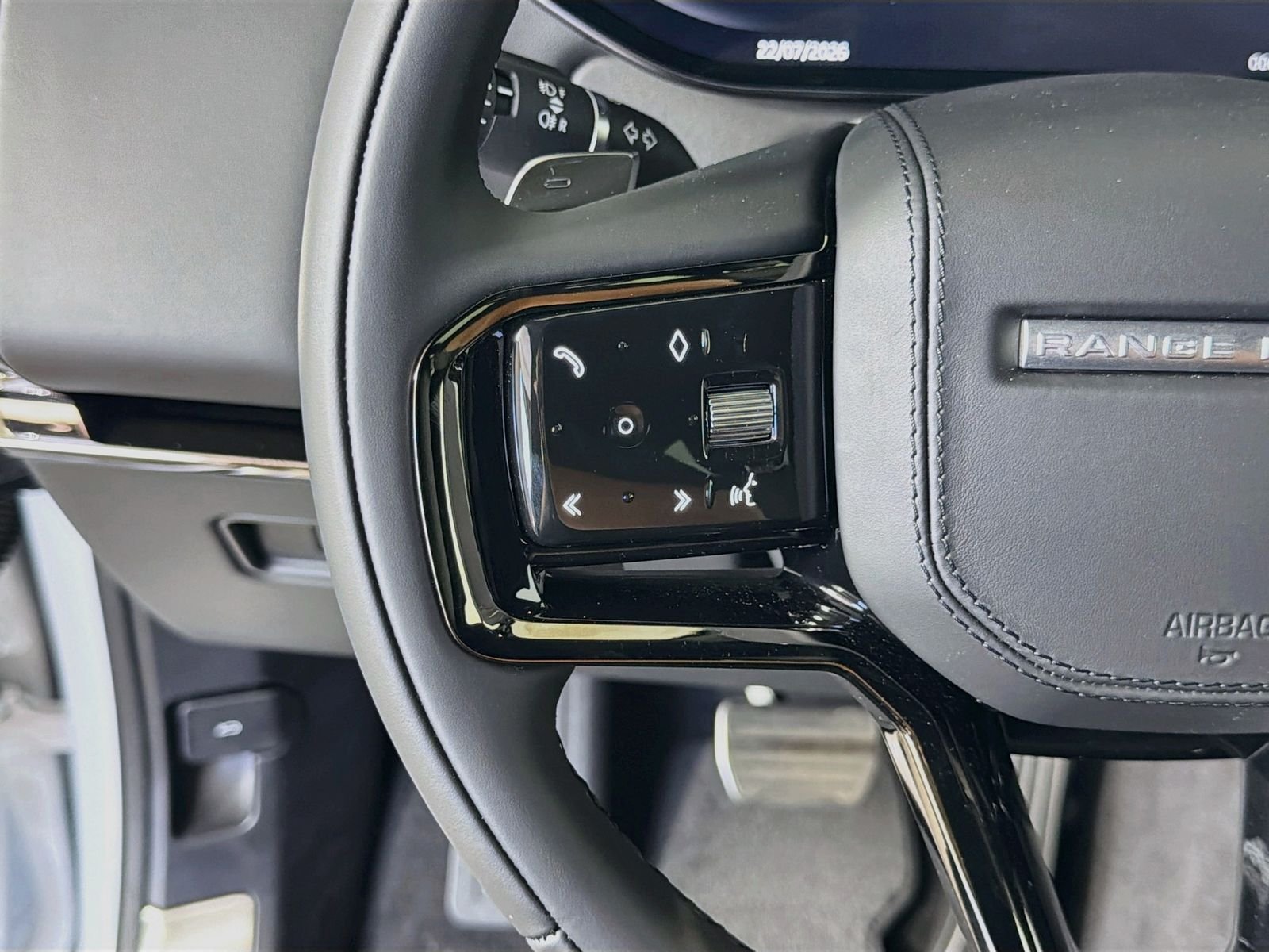 New 2026 Fuji White Land Rover Dynamic SE image 12
