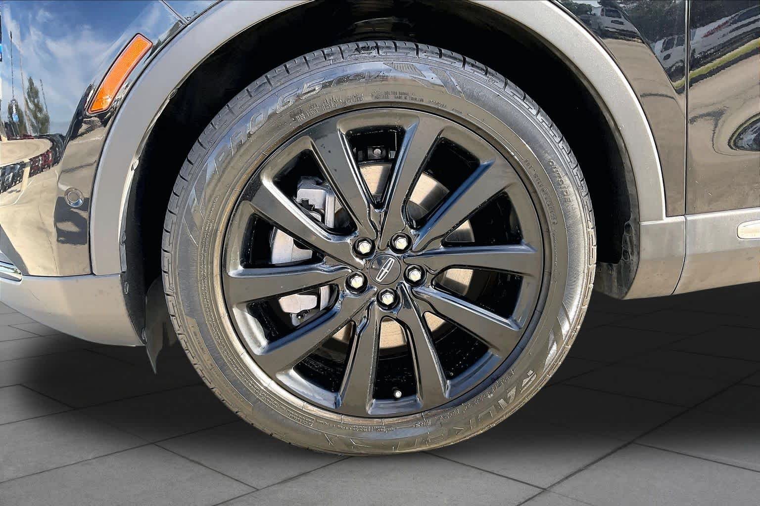 Used 2021 Infinite Black Lincoln Reserve image 11