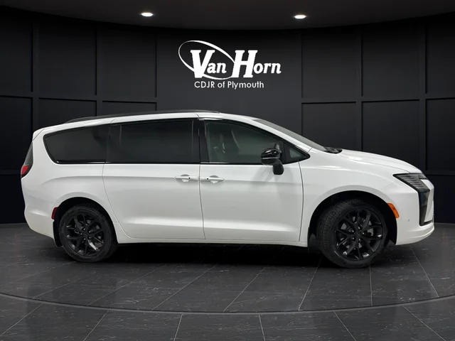 New 2027 Bright White Clear-Coat Exterior Paint Chrysler Limited image 8
