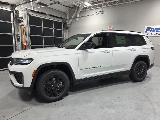 New 2026 Bright White Clear-Coat Exterior Paint Jeep Altitude image 3