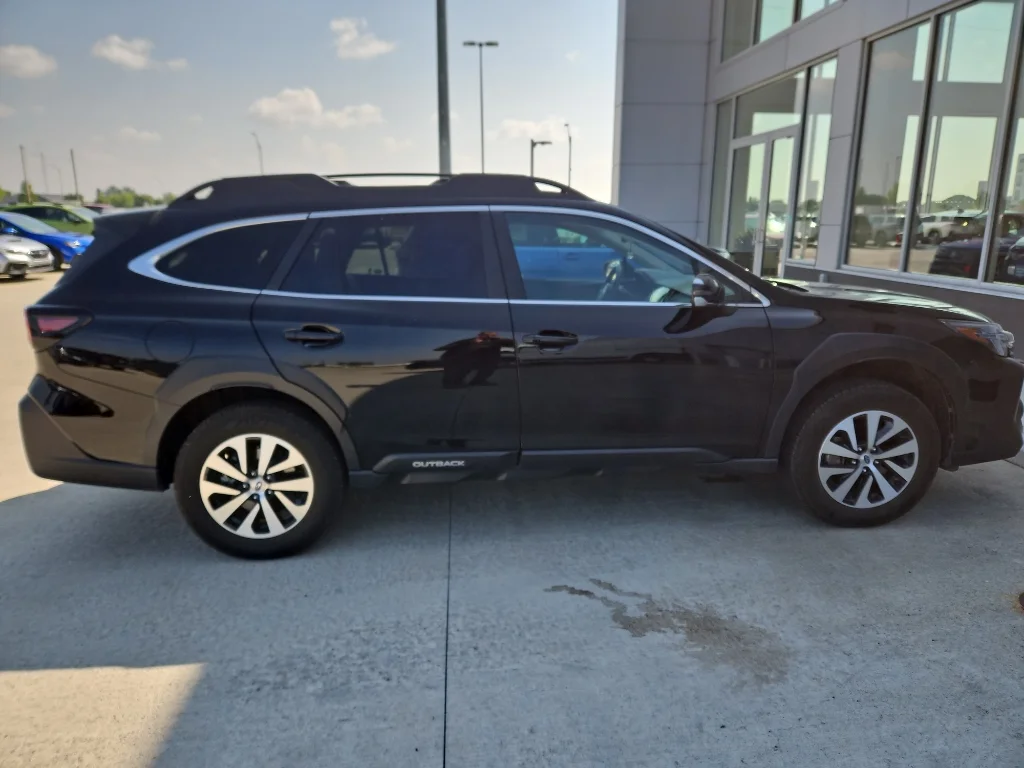 Used 2025 Crystal Black Silica Subaru Premium image 1