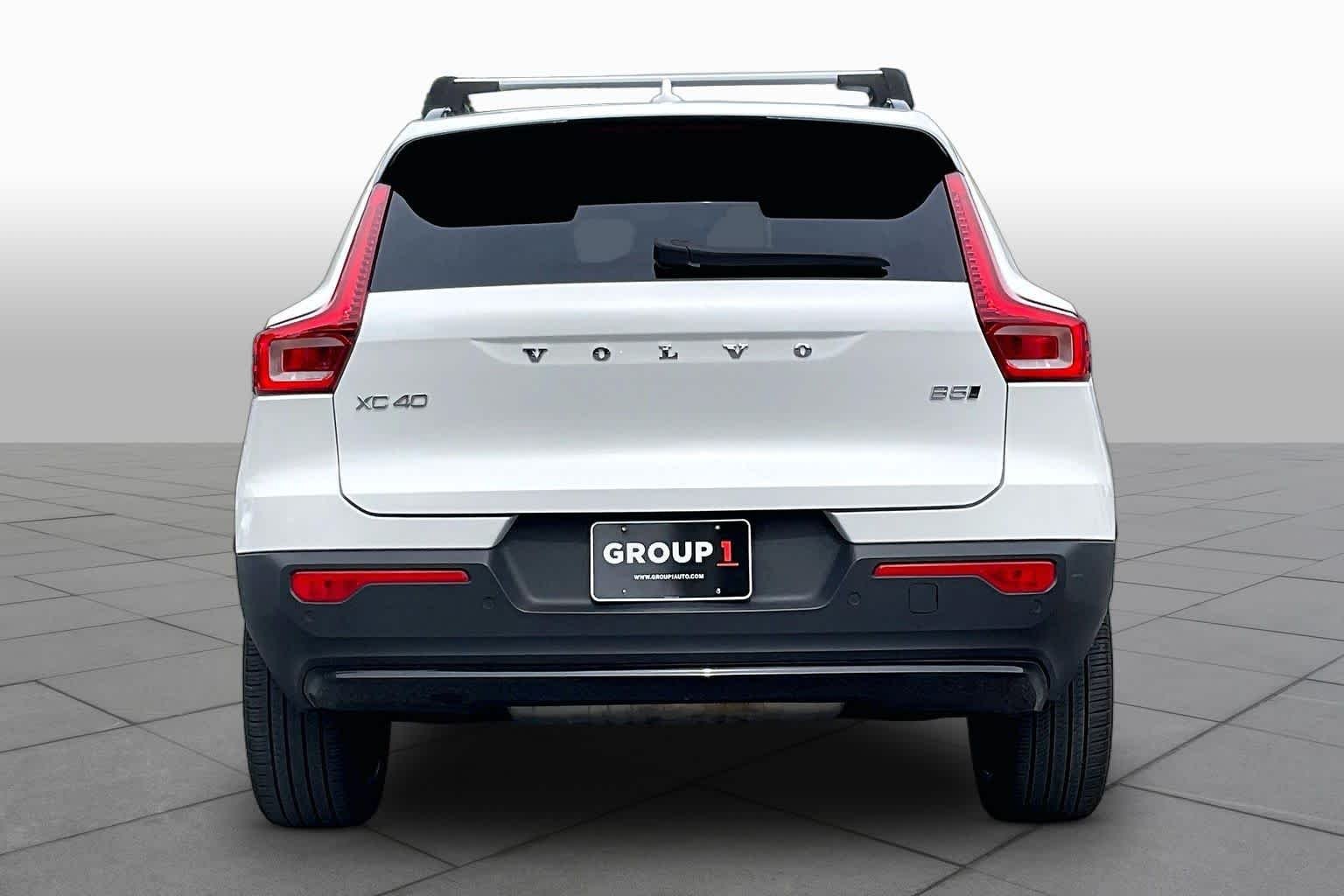 Used 2023 Crystal White Metallic Volvo Plus Dark Theme image 4