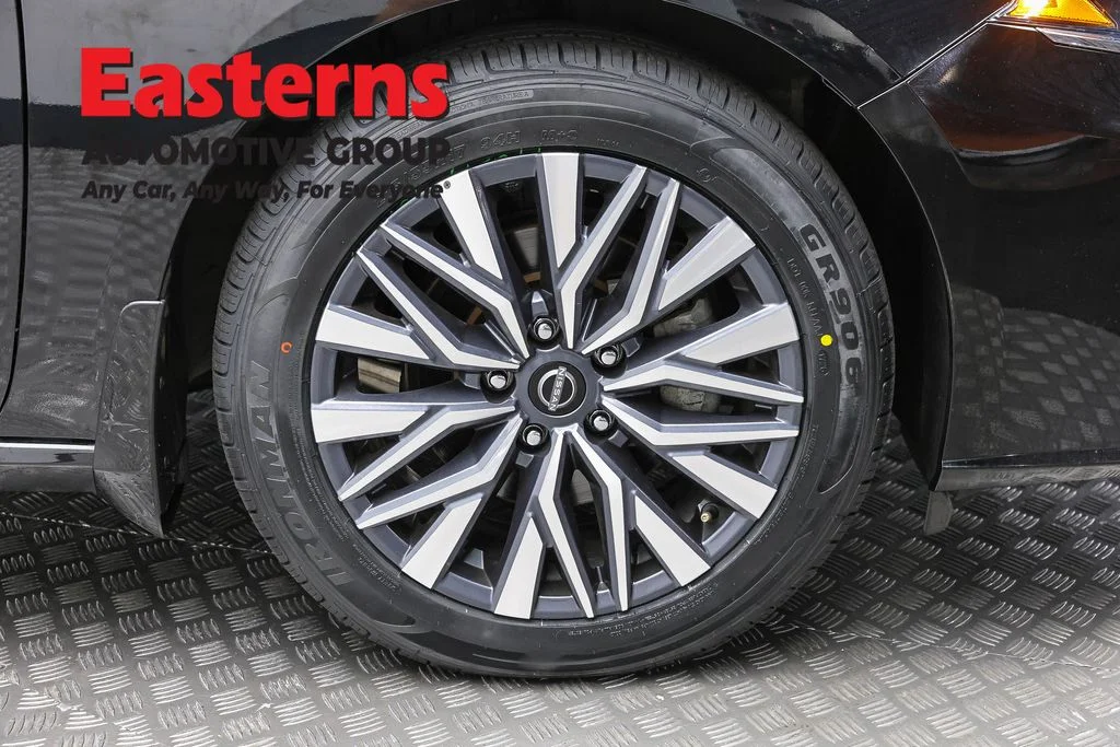Used 2023 Black Nissan 2.5 SV image 31