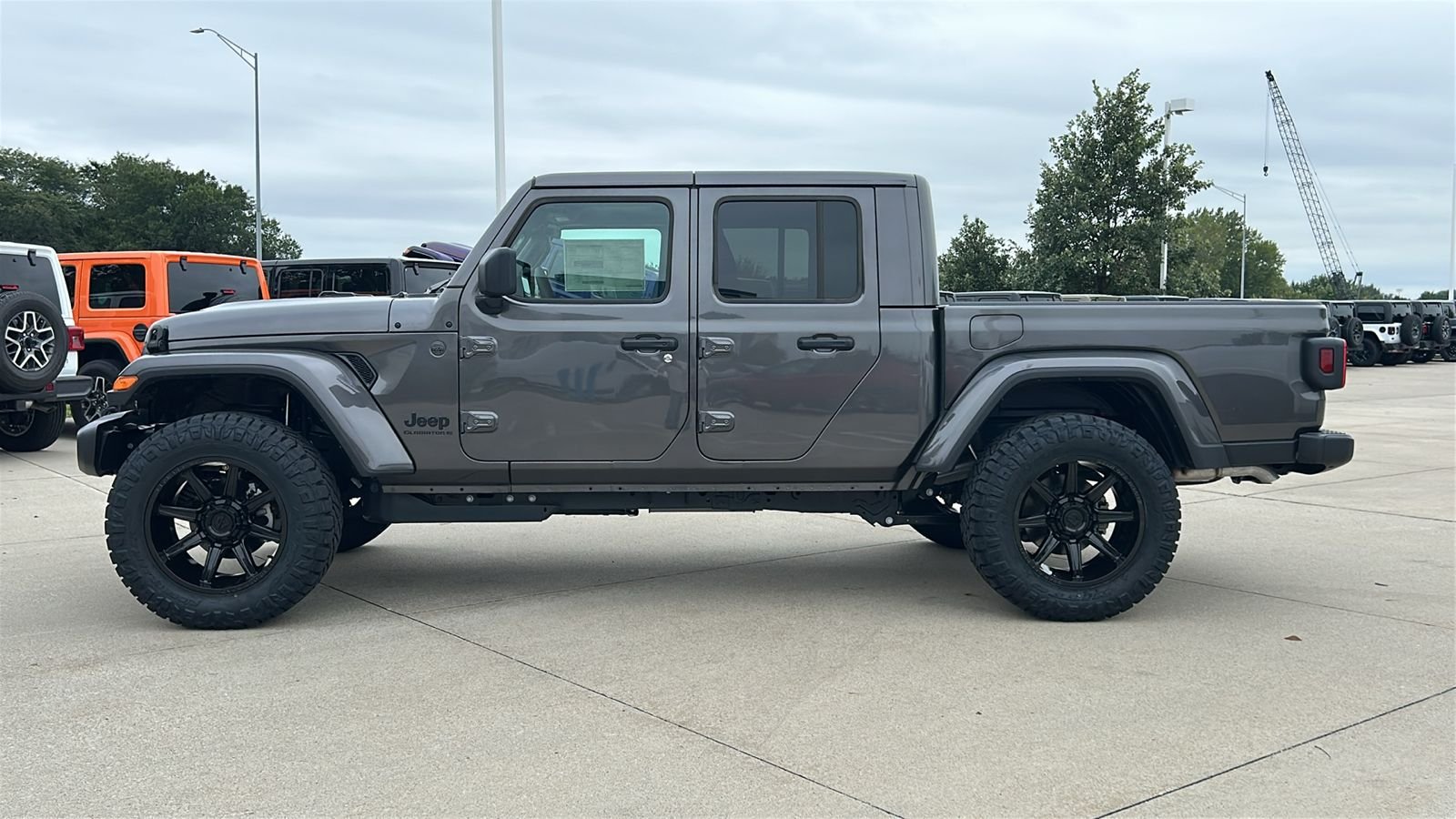 New 2026 Granite Crystal Metallic Clear-Coat Exterior Paint Jeep Sahara image 7