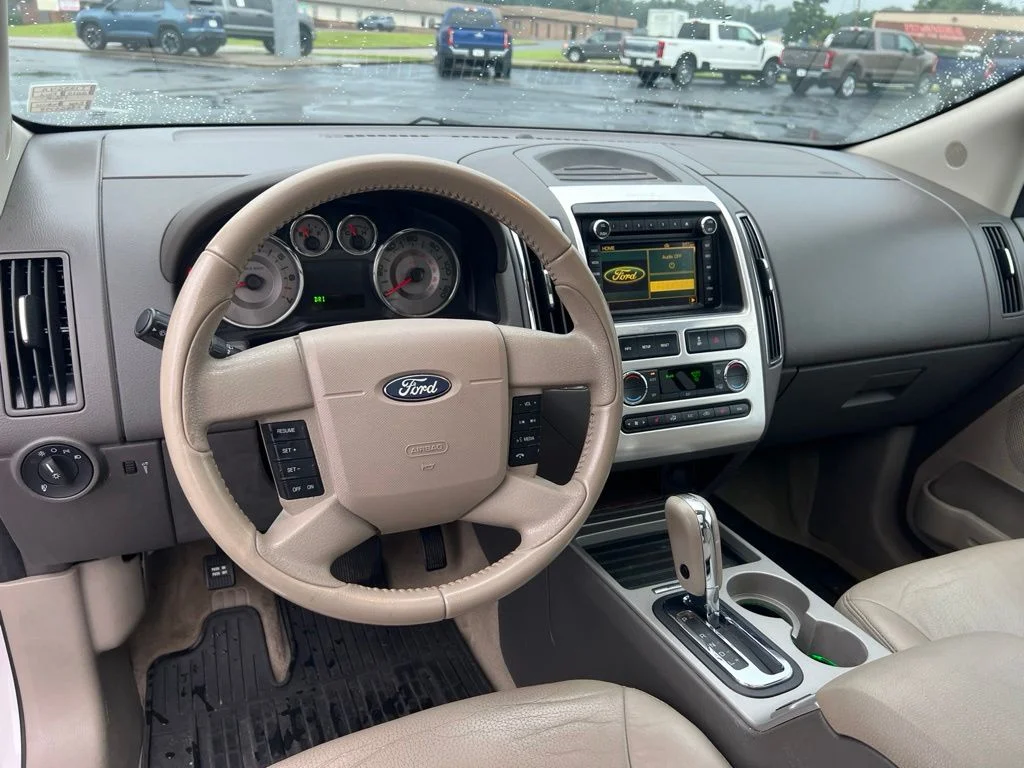 Used 2010 White Ford Limited image 11