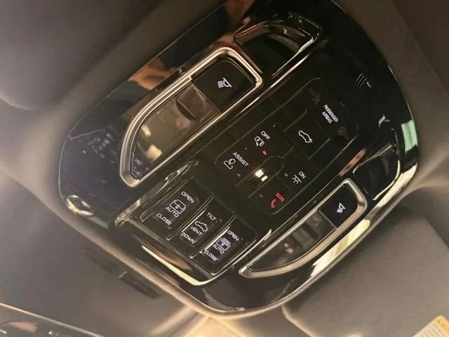 Used 2025 White Maserati Base image 23
