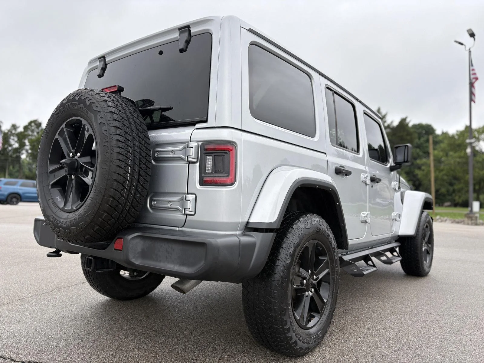 Used 2022 Silver Zynith Clearcoat Jeep Unlimited Sahara Altitude image 33
