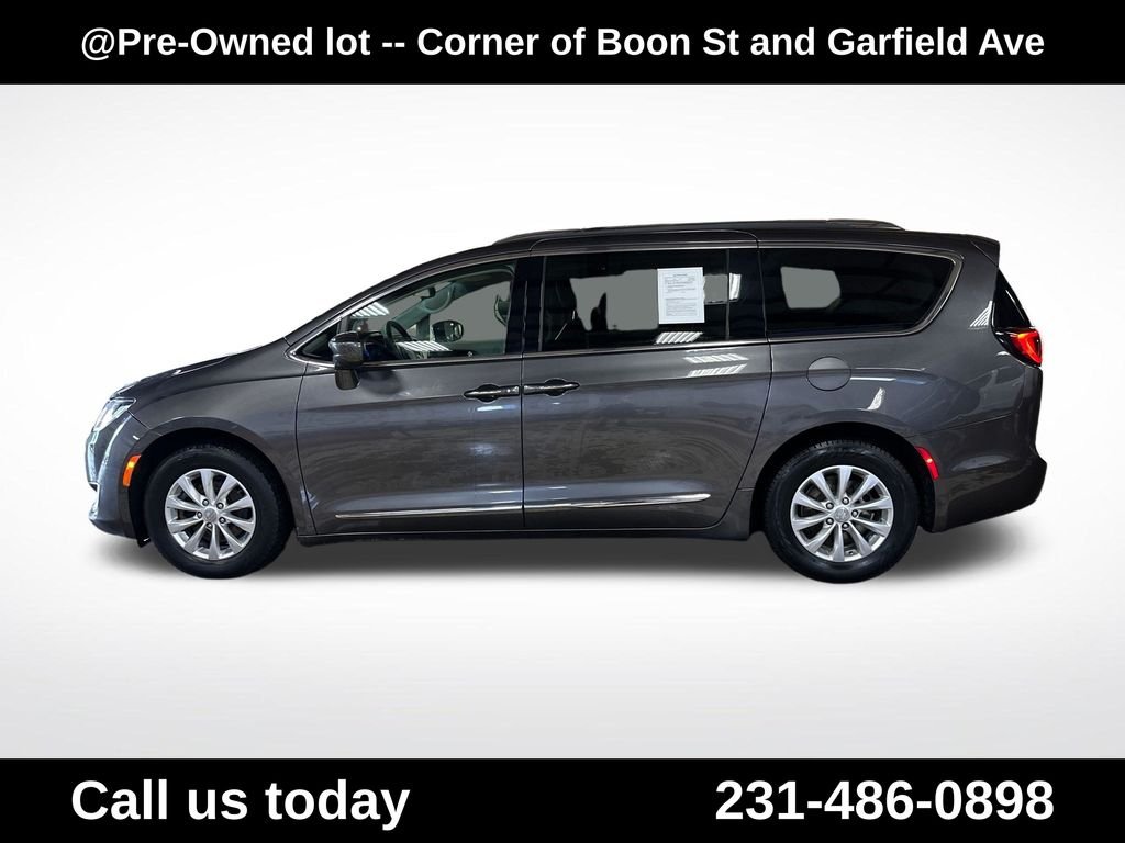 Used 2018 Gray Chrysler Touring L image 2