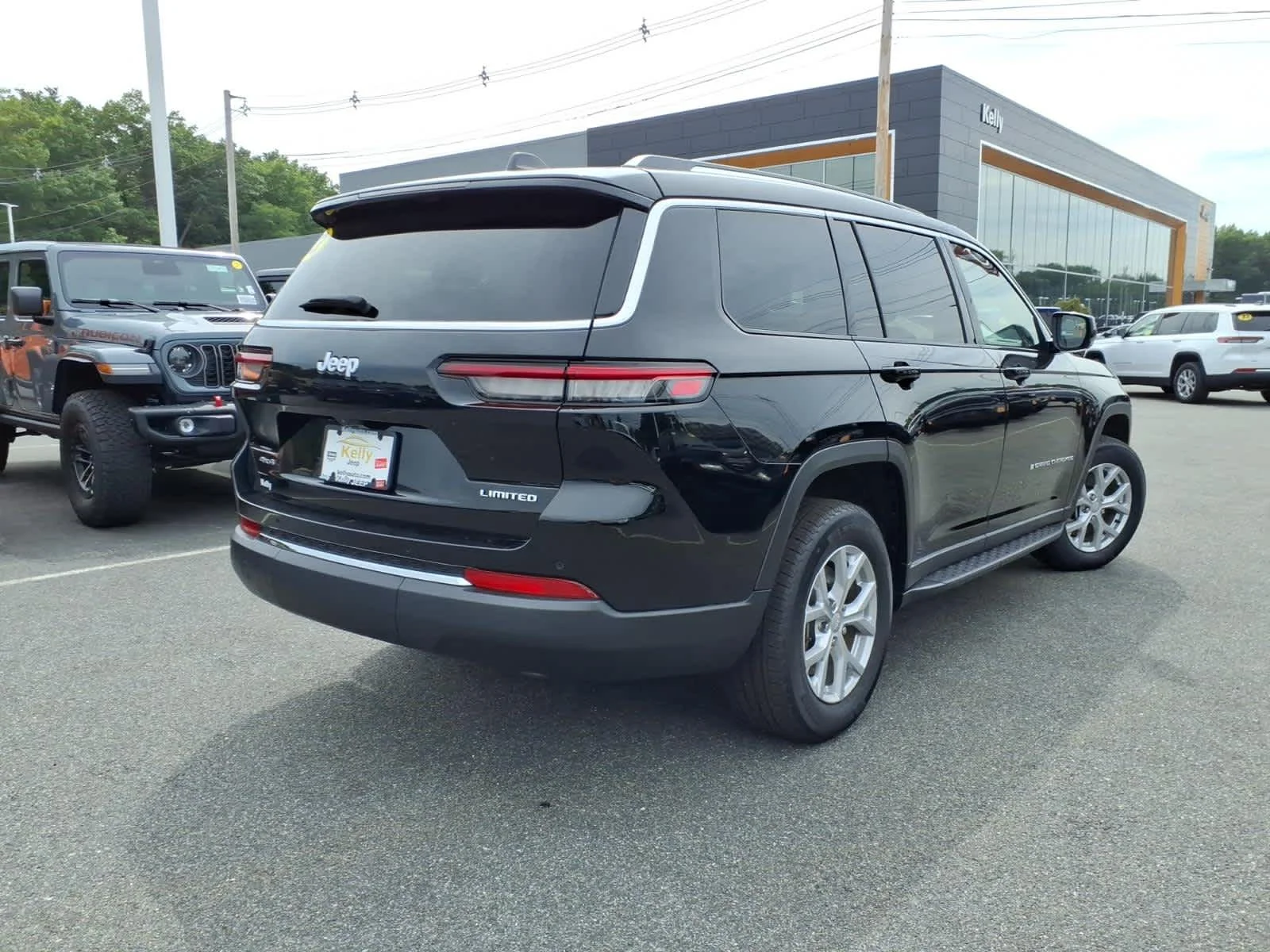 Used 2023 Diamond Black Crystal Pearlcoat Jeep Limited image 7
