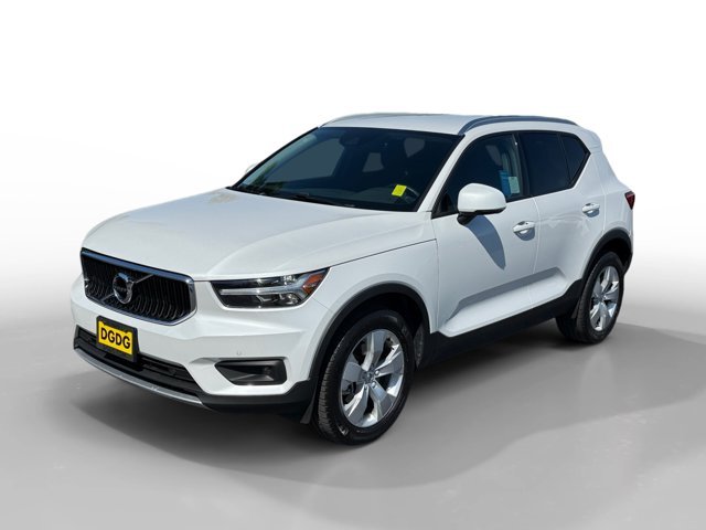 Used 2022 White Volvo Momentum image 1