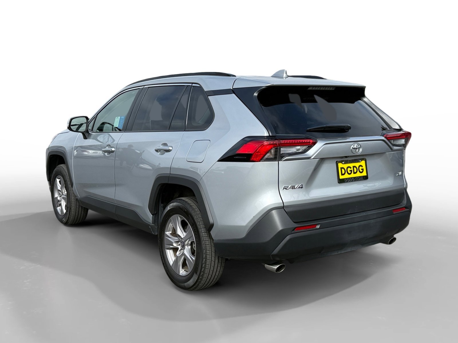 Used 2025 Silver Sky Metallic Toyota XLE image 3