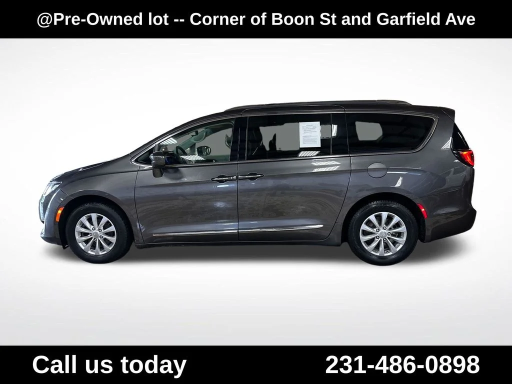Used 2018 Gray Chrysler Touring L image 2