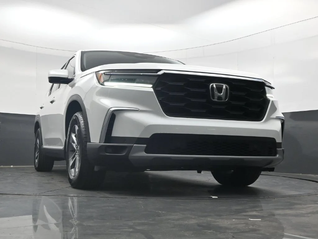 Certified Used 2025 Platinum White Pearl Honda EX-L image 32