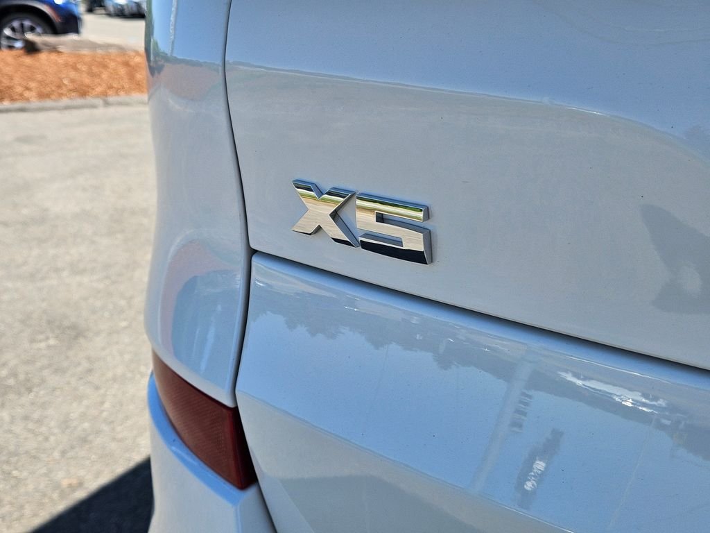 Certified Used 2025 Alpine White BMW M60i image 11
