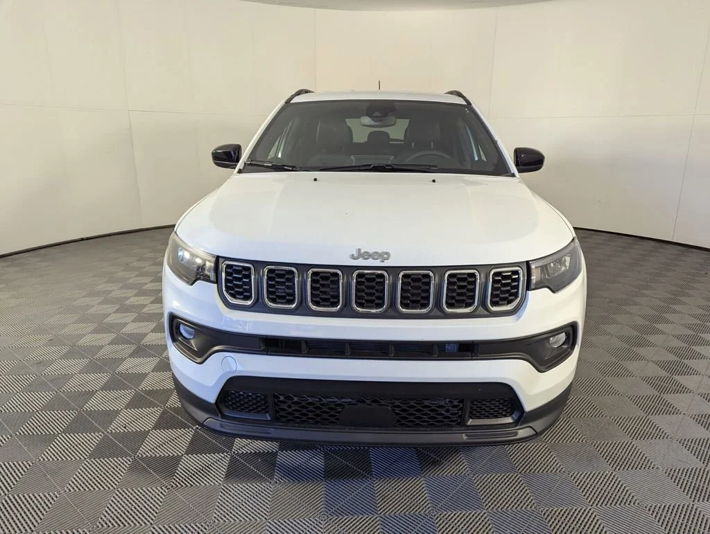 New 2026 Bright White Clear-Coat Exterior Paint Jeep Latitude image 3