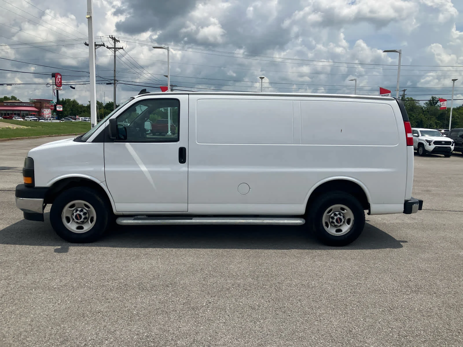 Used 2022 Summit White GMC  image 4