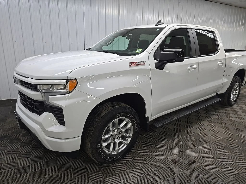 Used 2022 White Chevrolet RST image 8