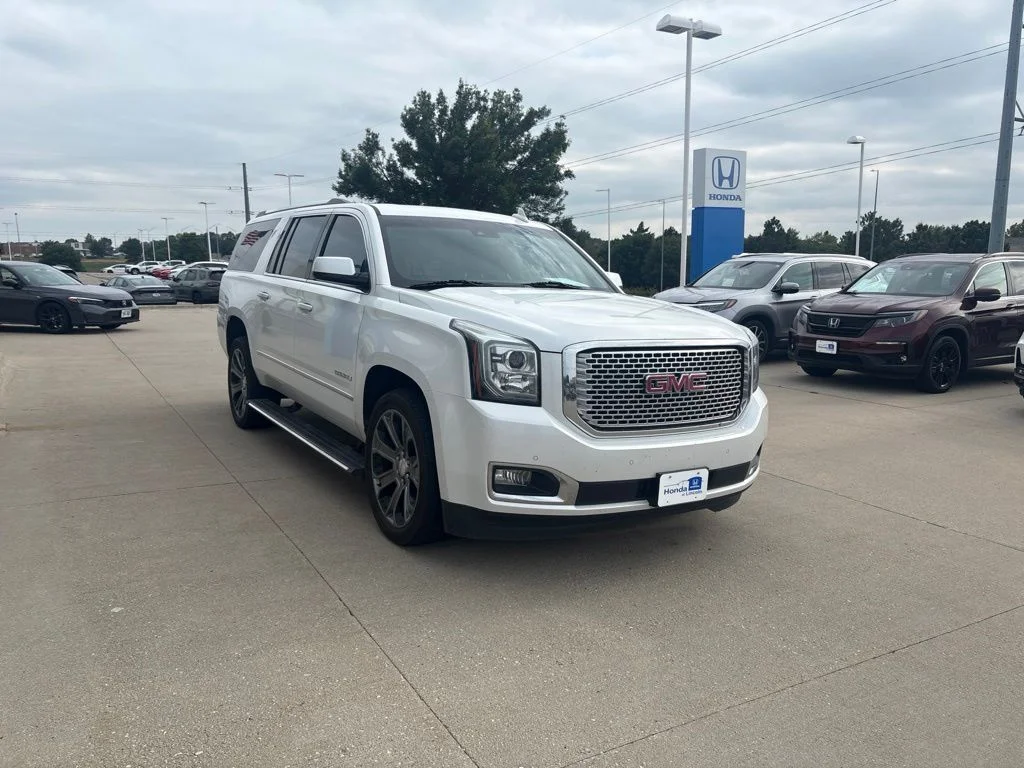 Used 2017 White GMC Denali image 3
