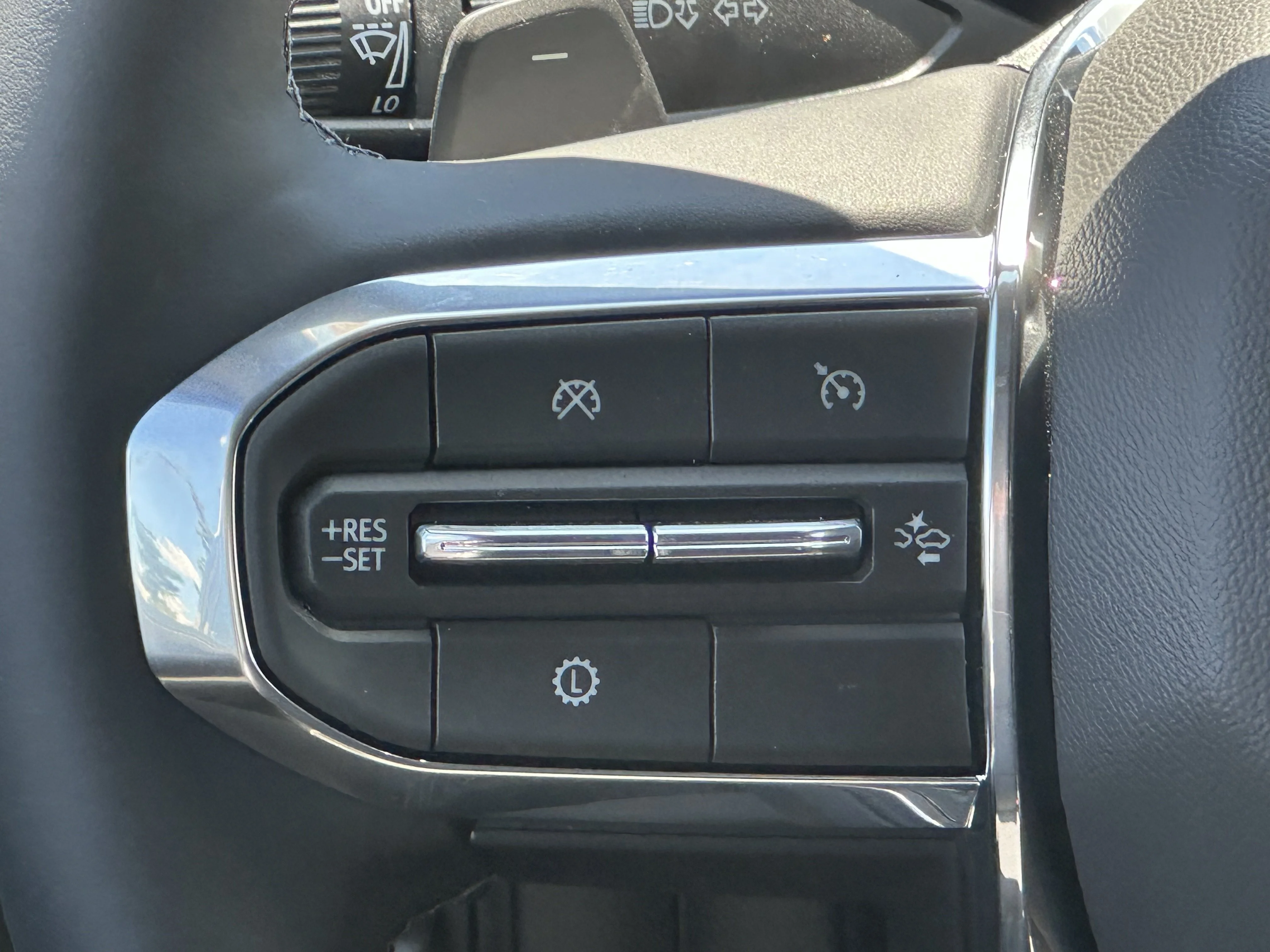 New 2026 Summit White GMC Elevation image 12