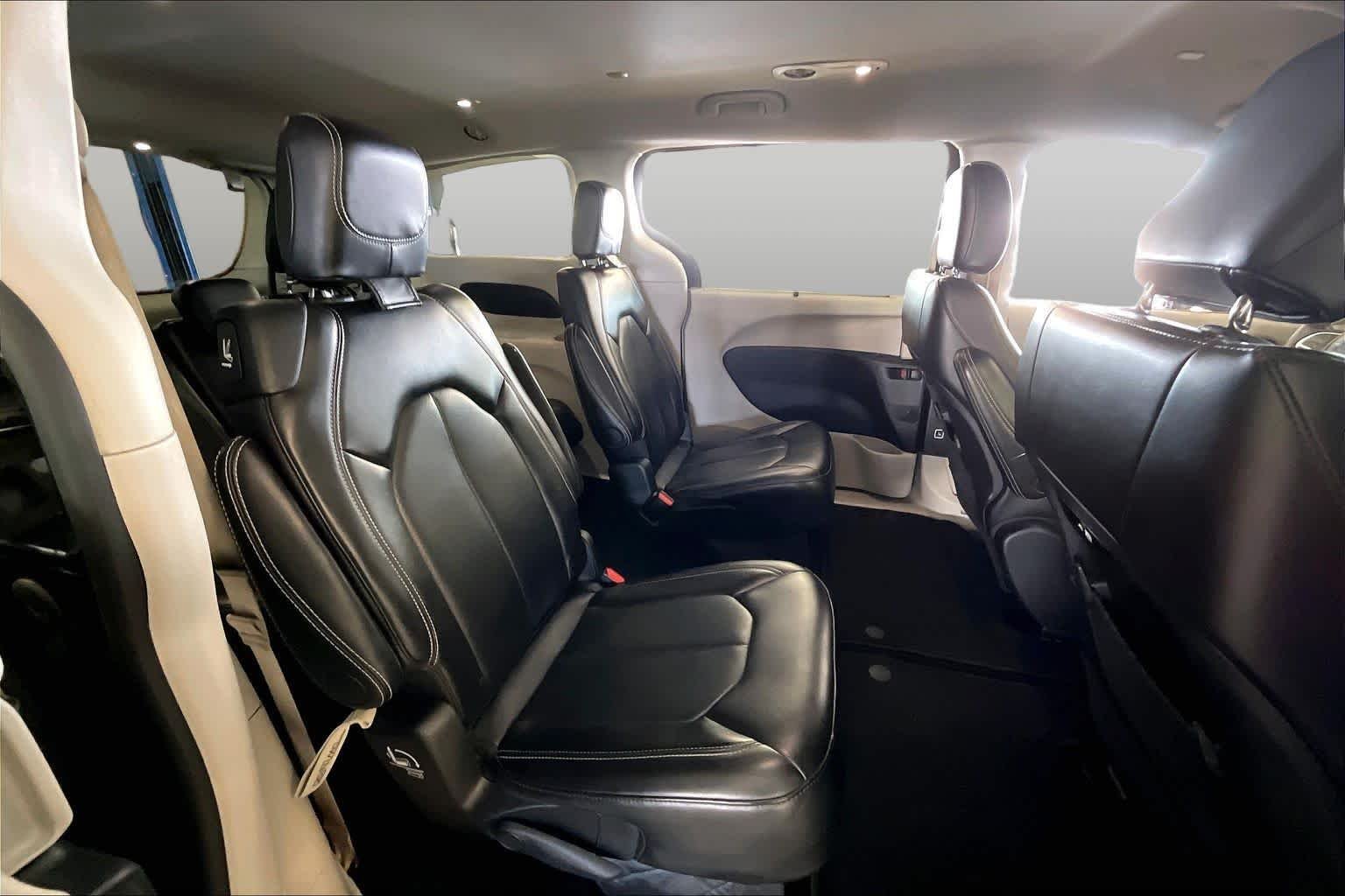 Used 2024 Brilliant Black Crystal Pearlcoat Chrysler Touring L image 17