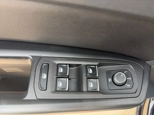 Used 2018  Volkswagen SEL image 10