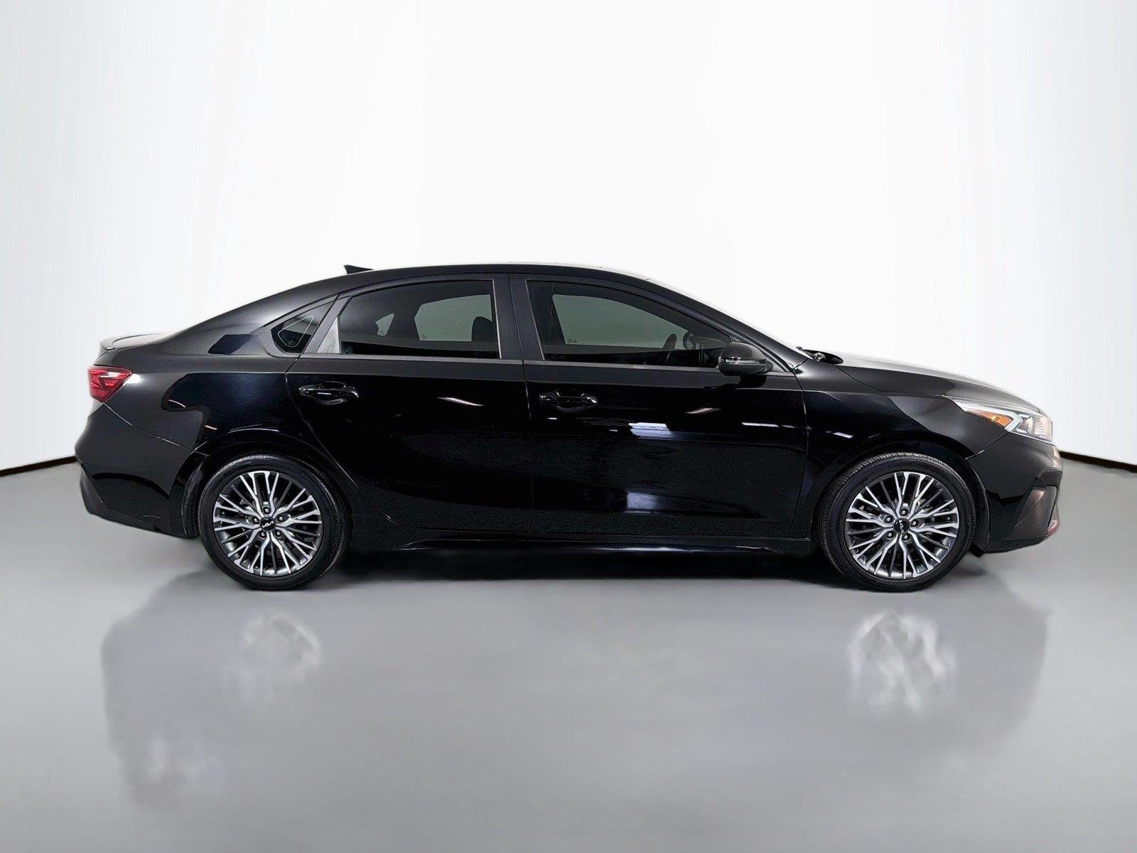 Used 2022 Aurora Black Kia GT-Line image 4