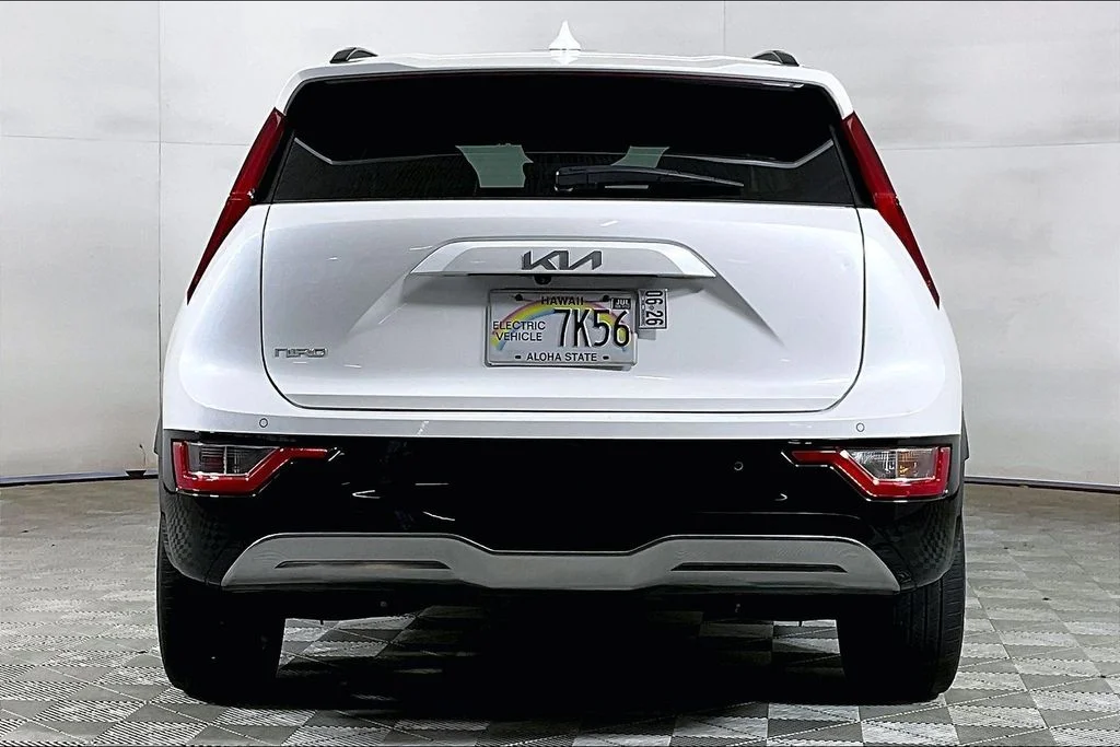 Used 2023 White Kia Wind image 3