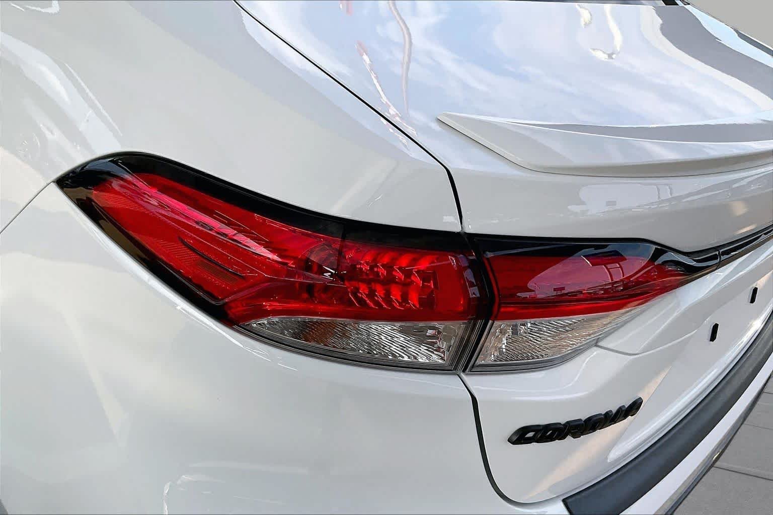 Used 2025 Ice Cap Toyota SE image 27