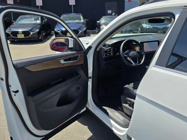 Used 2024  Volkswagen 2.0T SE w/Technology image 42