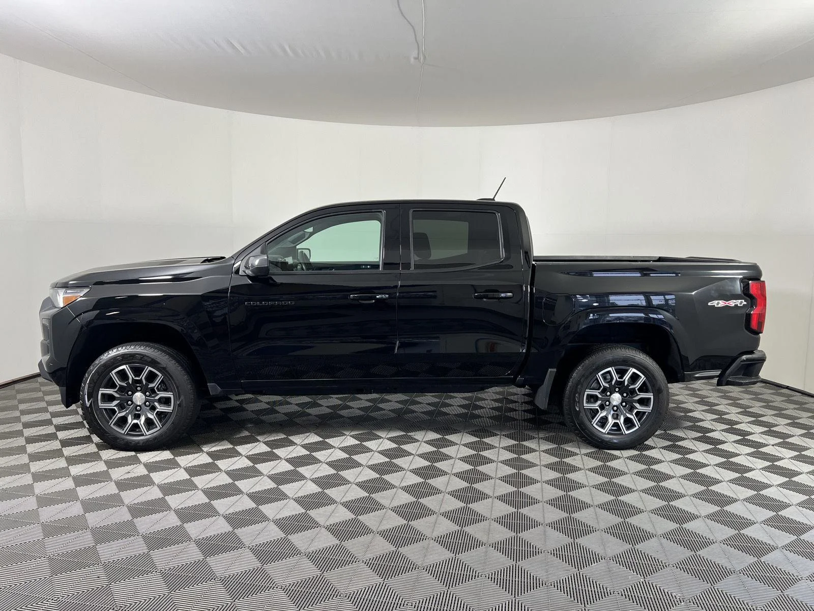 Used 2023 BLACK Chevrolet 4WD LT image 27