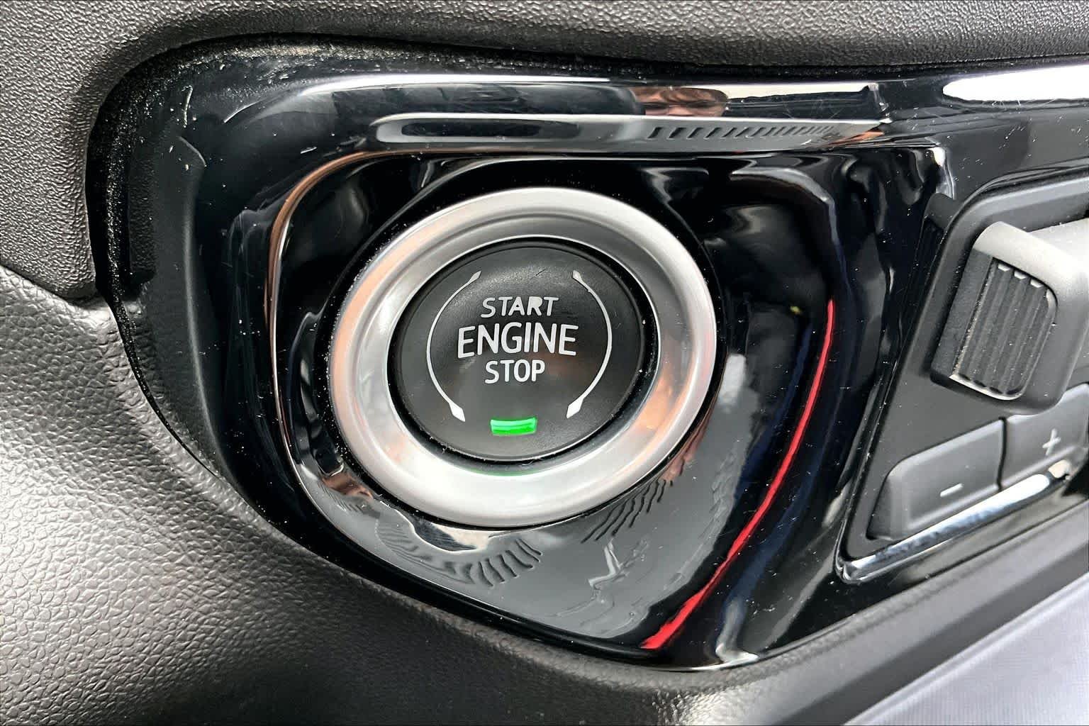 Used 2022 White Frost Tricoat GMC SLT image 34