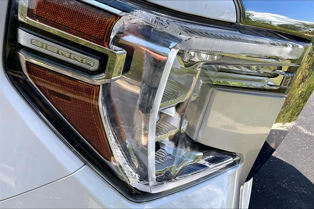 Used 2022 White Frost Tricoat GMC Denali image 28