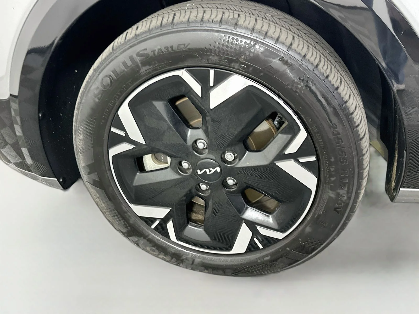 Used 2024 Steel Gray Kia Wind image 31