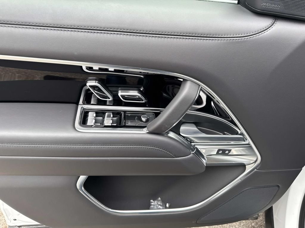 New 2026 Fuji White Land Rover SE image 19