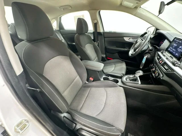 Used 2022 Snow White Pearl Kia LXS image 25