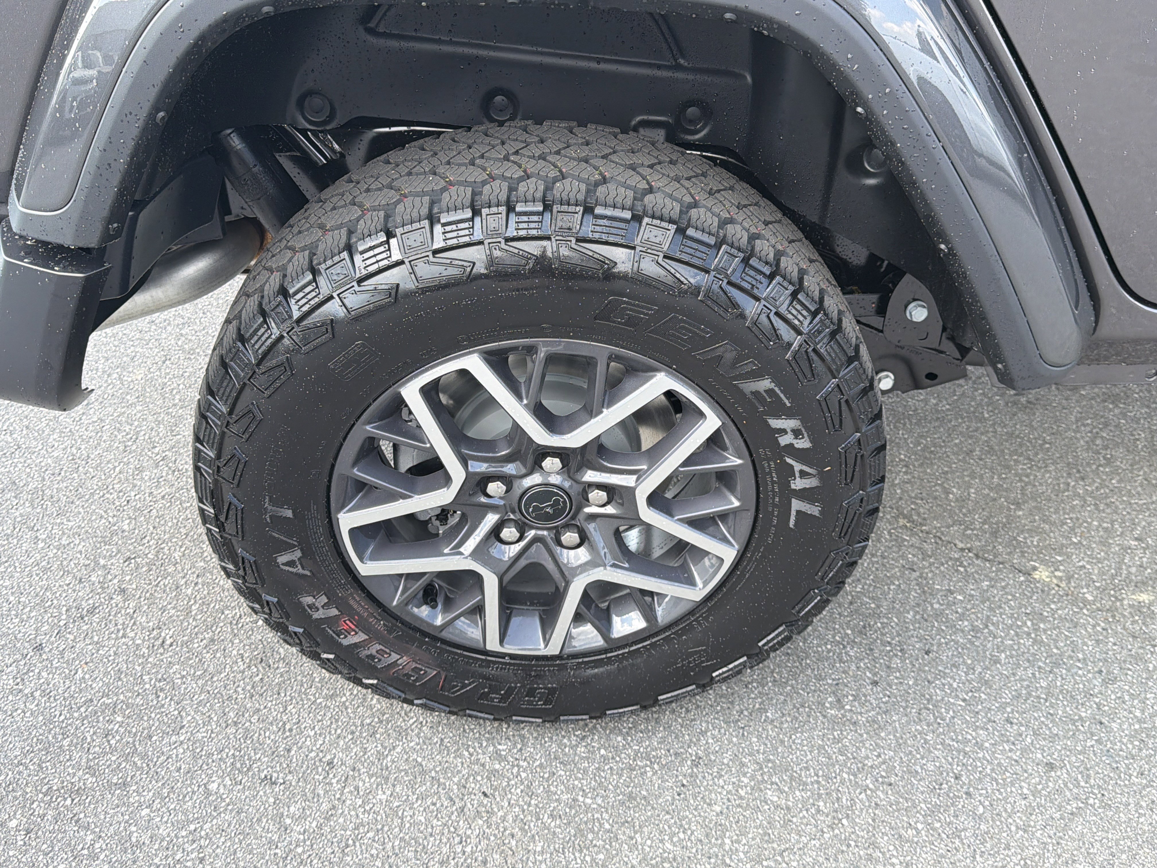 New 2026 Granite Crystal Metallic Clearcoat Jeep Sahara image 21