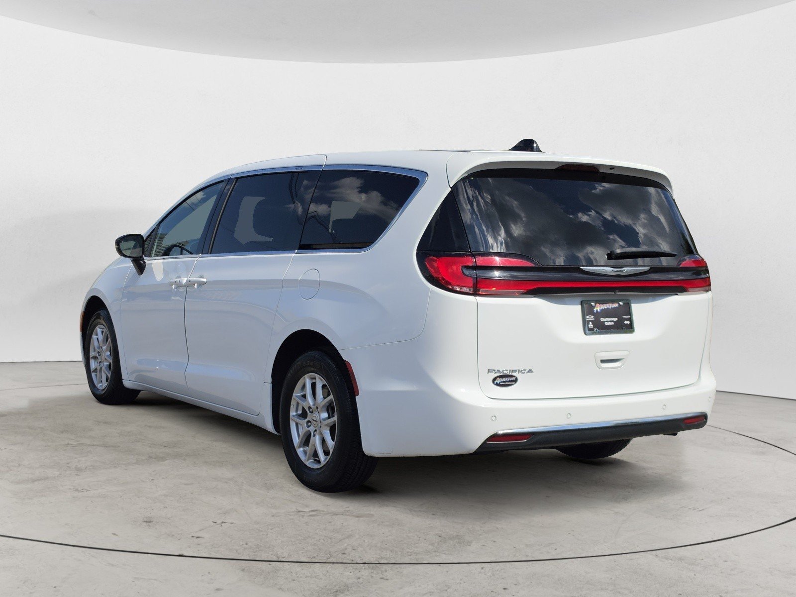 Used 2025 Bright White Clearcoat Chrysler Select image 5