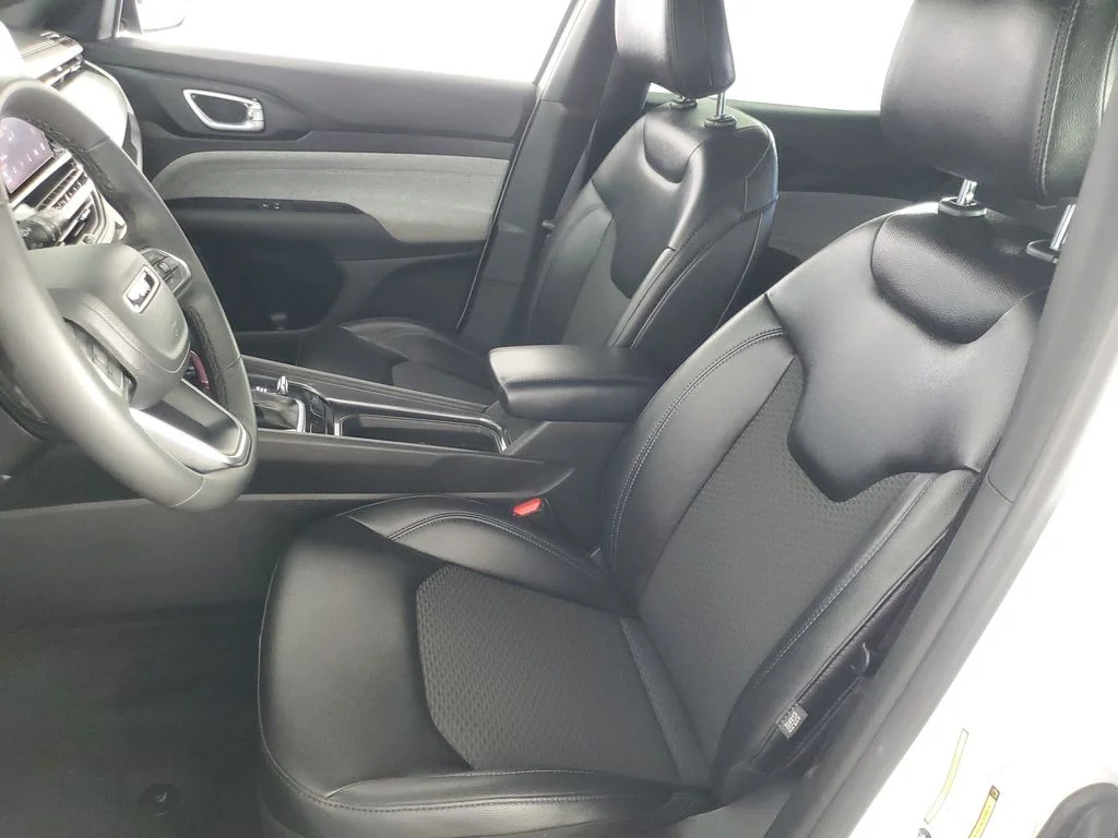 Used 2025 White Jeep Latitude image 12