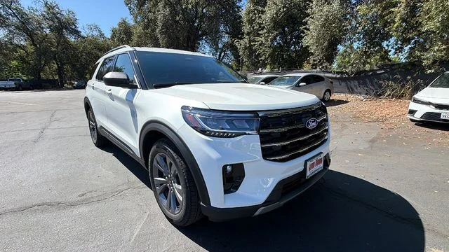New 2027 White Ford 4DR 4WD ACTIVE image 2