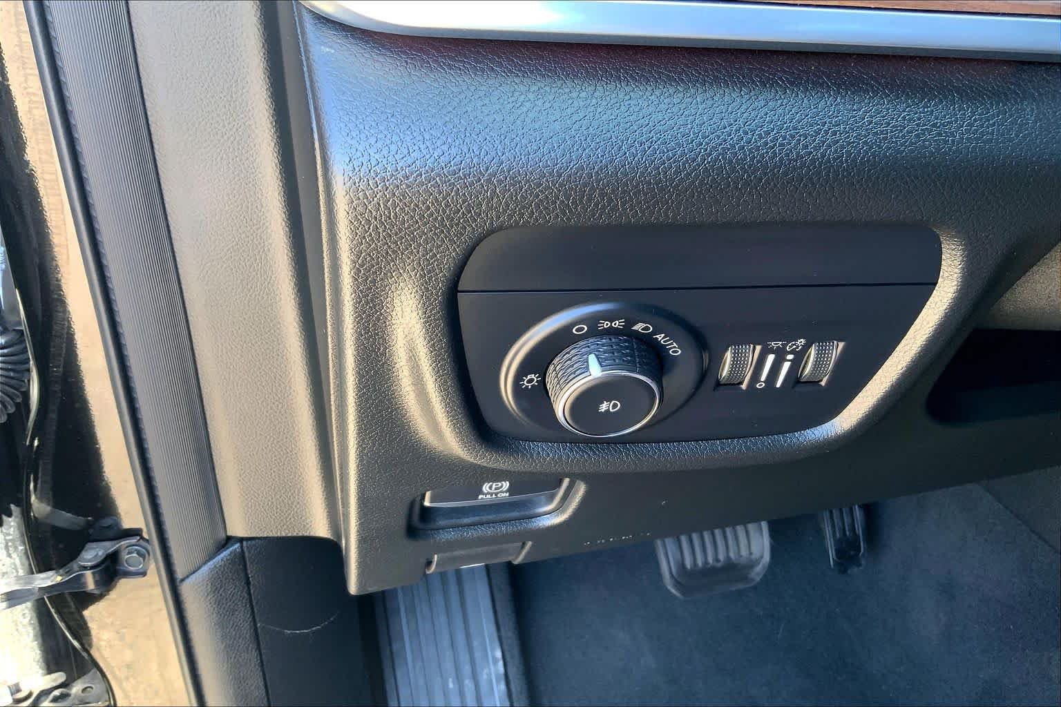 Used 2021 Diamond Black Crystal Pearlcoat Jeep Summit image 33