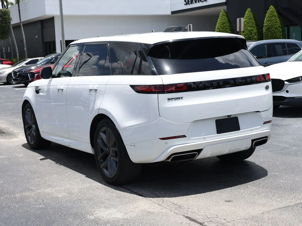Used 2023 White Land Rover SE Dynamic image 5