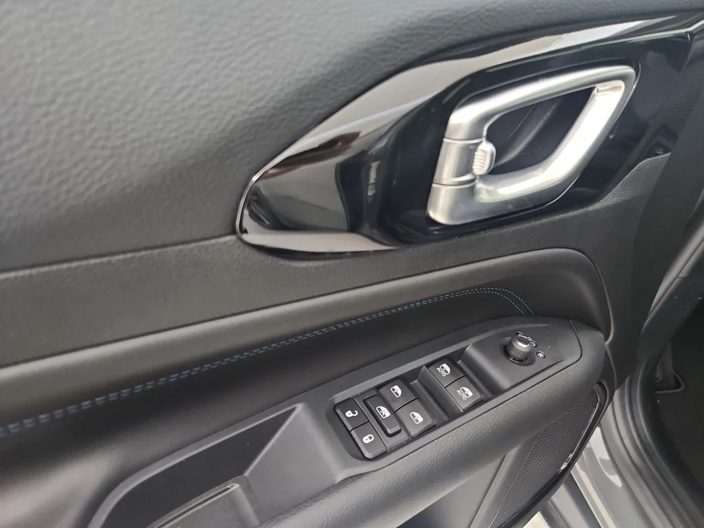 New 2026 Sting-Gray Clearcoat Jeep Latitude image 21