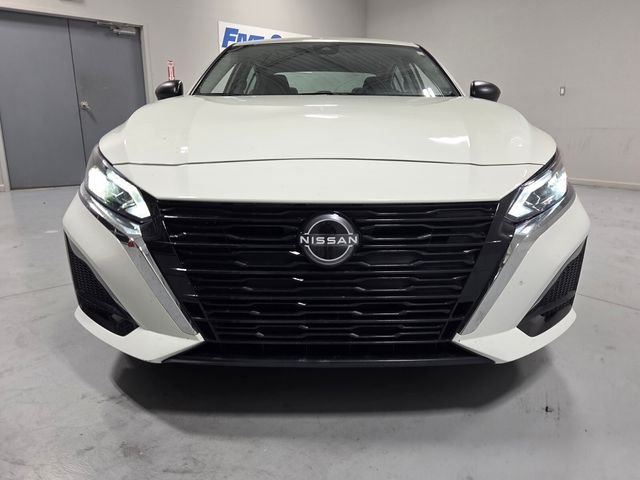 Used 2025 White Nissan 2.5 SV image 2