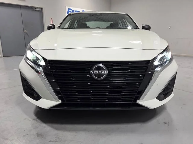 Used 2025 White Nissan 2.5 SV image 2