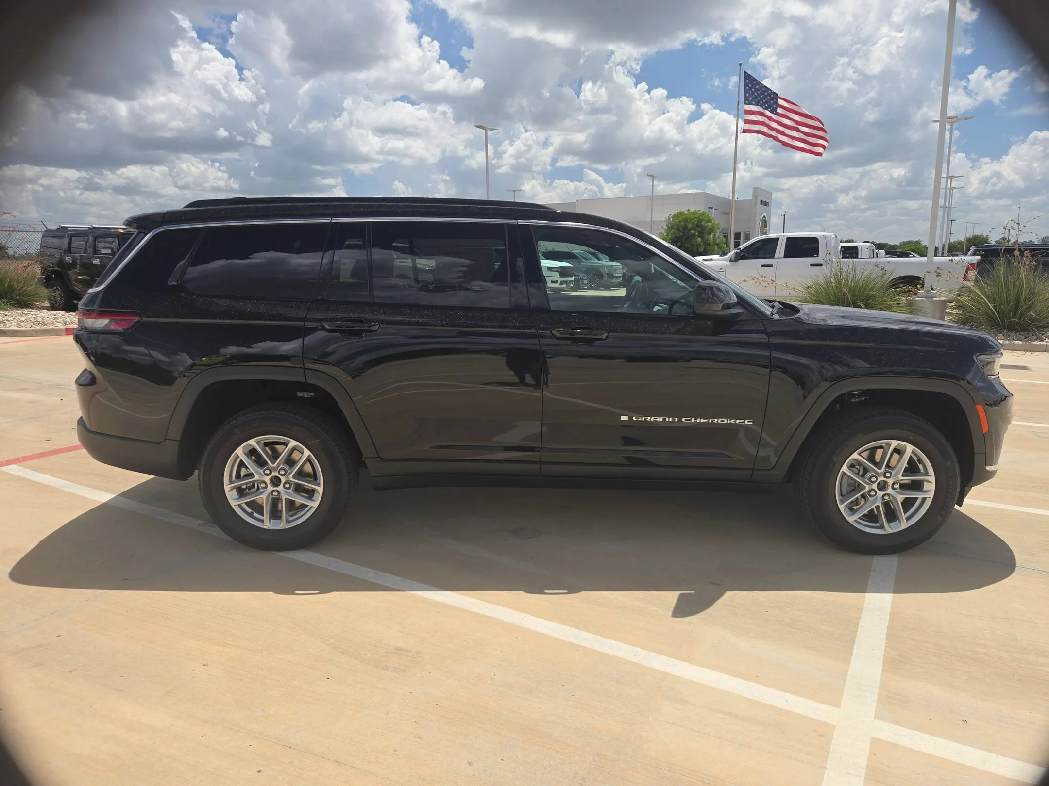 New 2026 Diamond Black Crystal Pearl-Coat Exterior Paint Jeep Laredo image 2