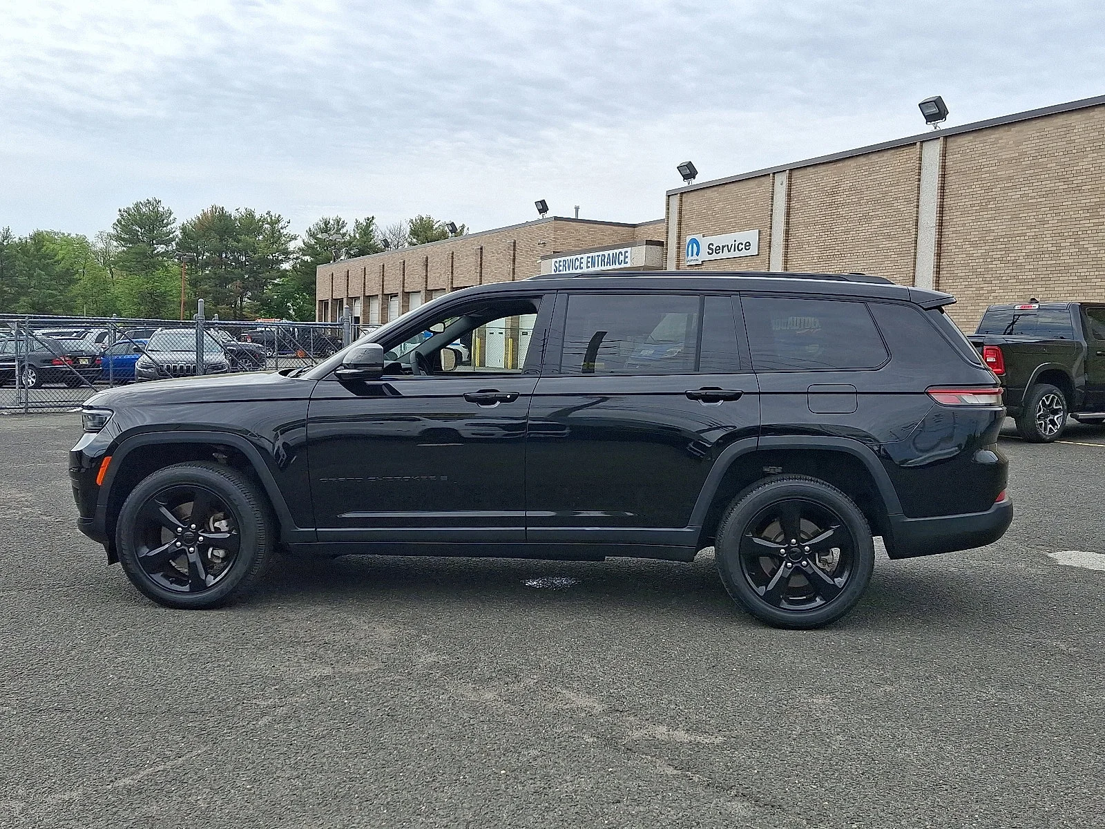 Used 2023 Diamond Black Crystal Pearlcoat Jeep Altitude image 4