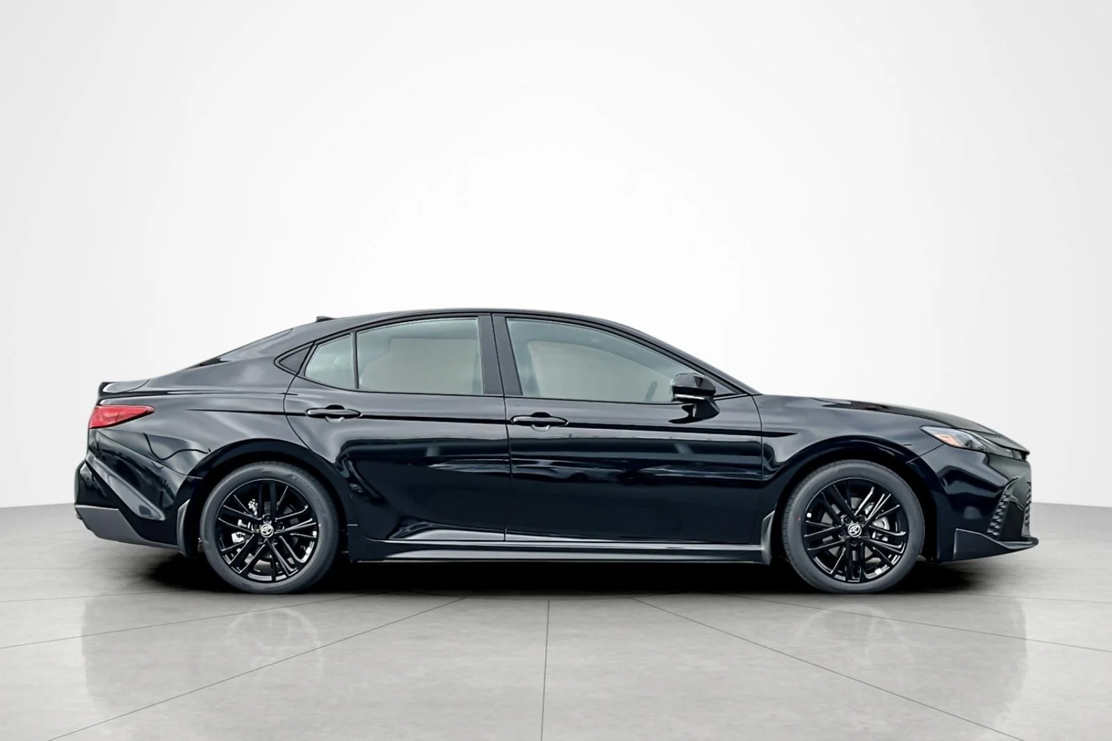 2026 Toyota Camry SE - Photo 6