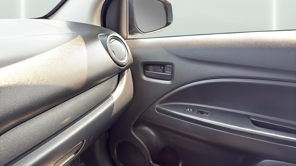 Used 2024  Mitsubishi ES image 13