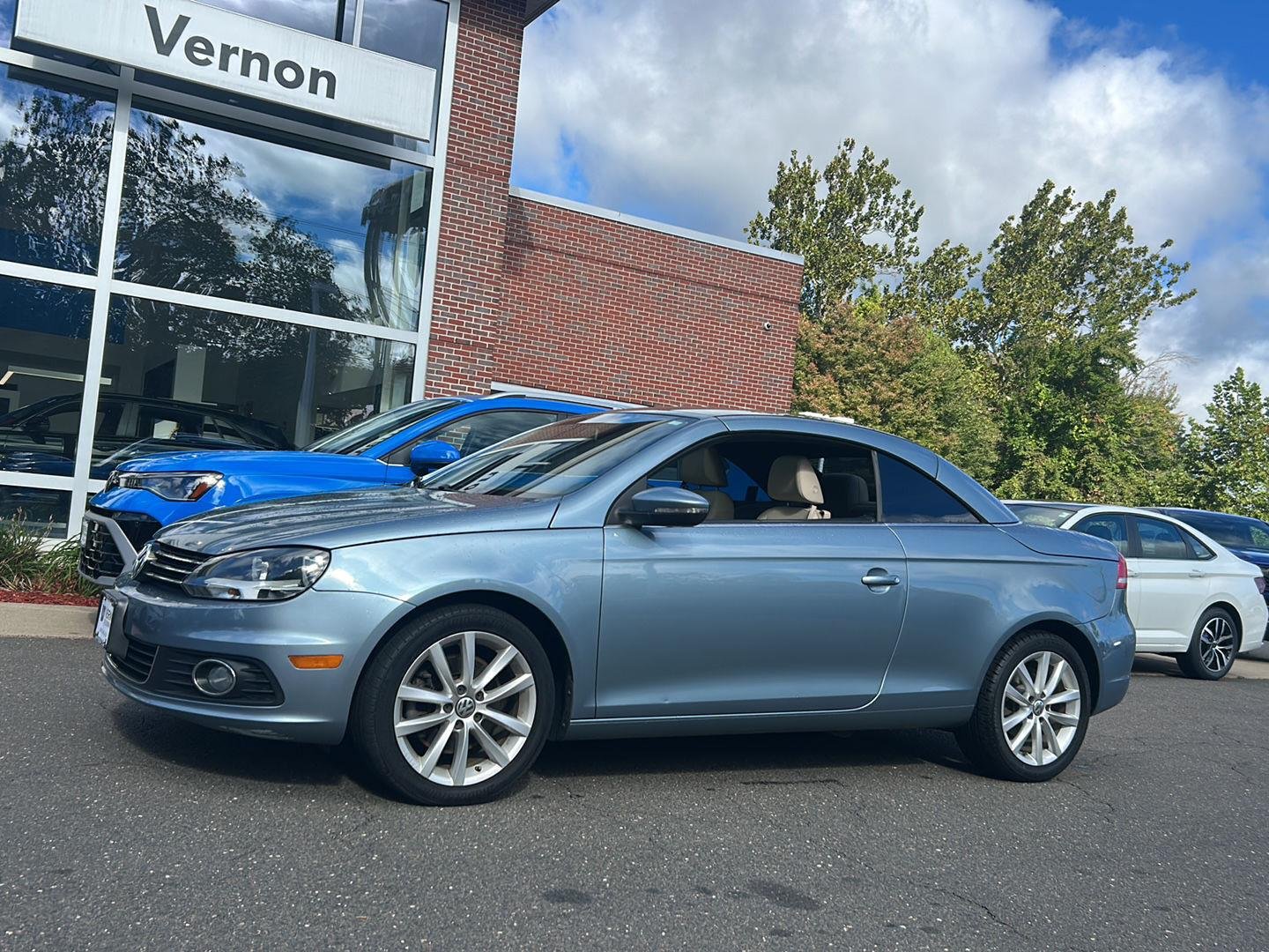 Used 2012 Horizon Blue Metallic Volkswagen Komfort image 2